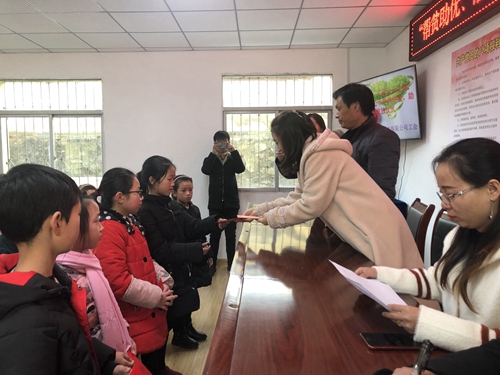 【聚焦】“幫貧助優(yōu)，匯聚公眾之愛”紅巖寺鎮(zhèn)中心小學獎學金、助學金發(fā)放活動