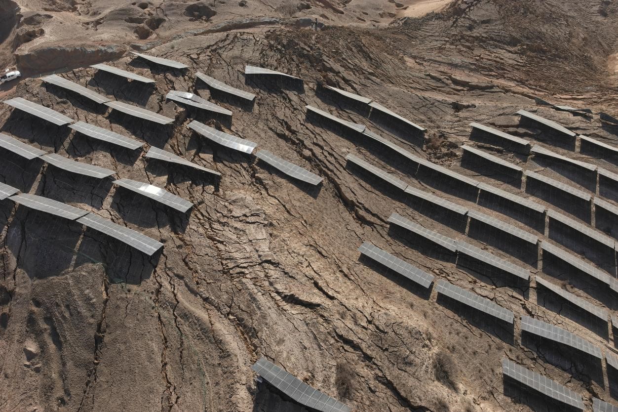 甘肅積石山地震后我公司第一時間出動無人機對光伏廠區(qū)進行巡檢