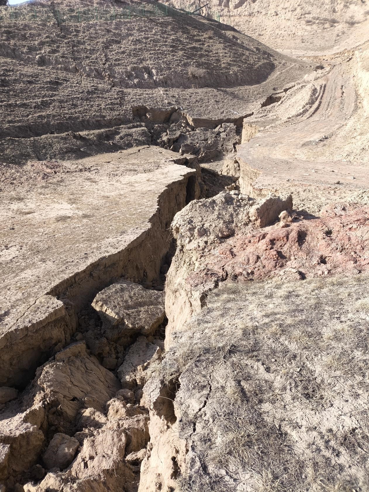 甘肅積石山地震后我公司第一時間出動無人機對光伏廠區(qū)進行巡檢